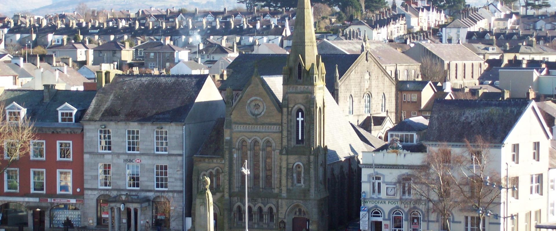 golygfa Sgwâr y Castell, gyda'r eglwys yn y canol / the view of Castle Square, with the church in the middle