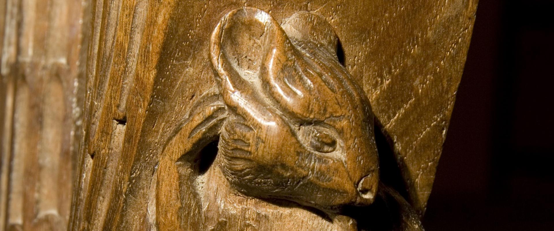 pen mainc gyda cherfiad llygoden / bench end with carving of a mouse