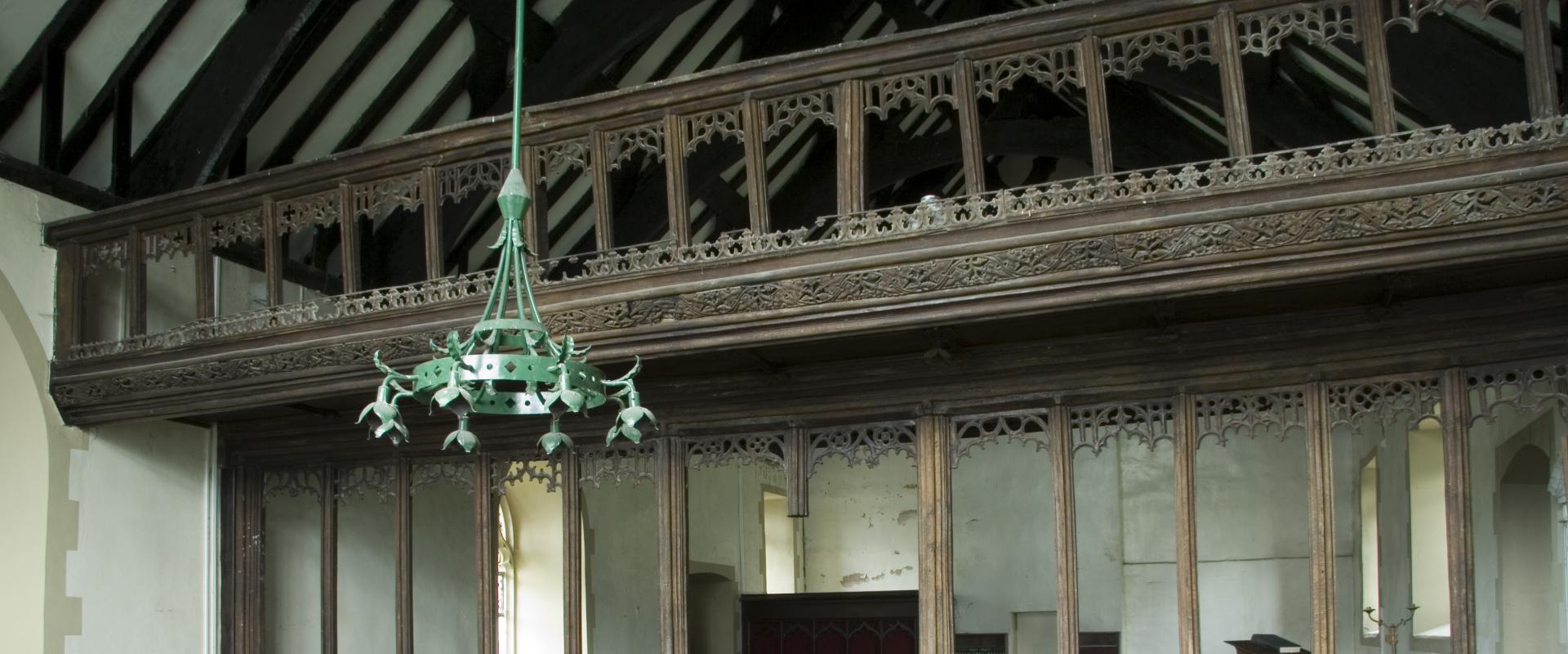 yr olygfa y tu mewn i'r eglwys tuag at y sgrin / the view inside the church towards the screen