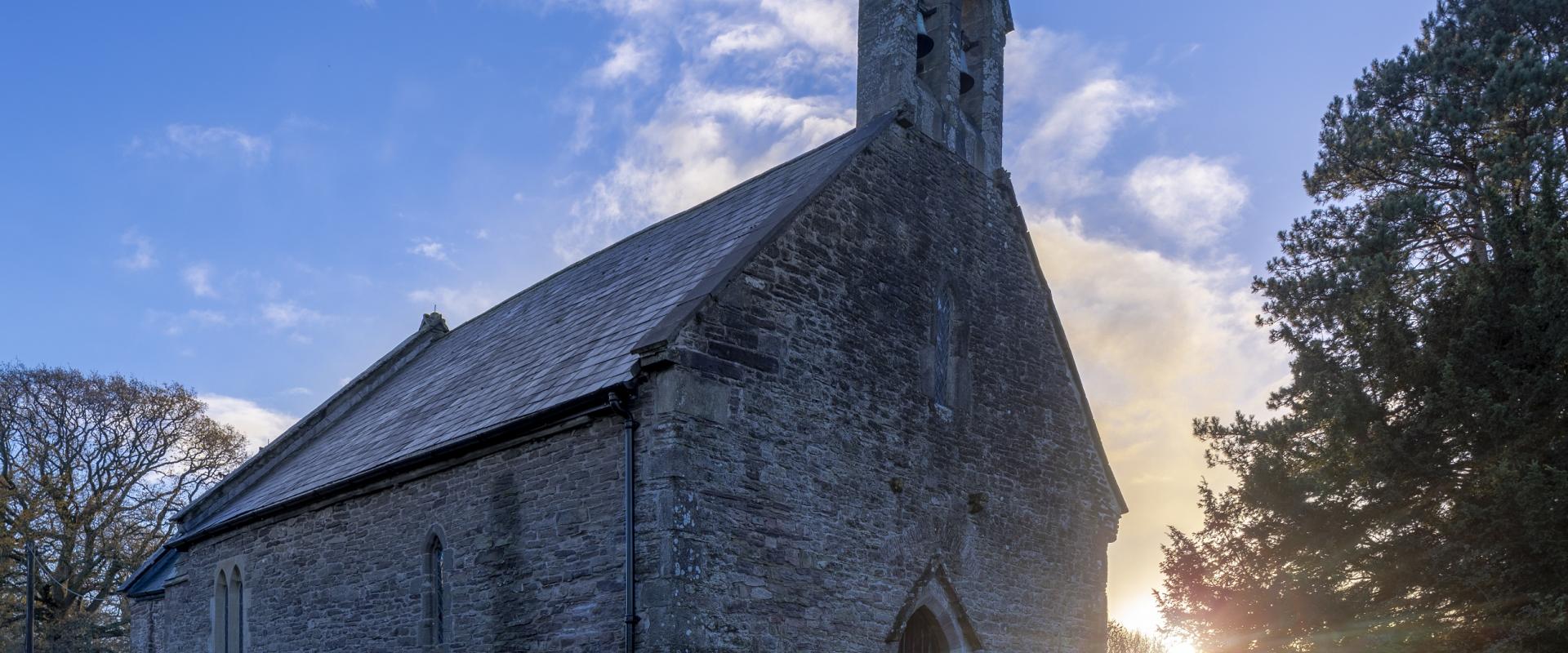 y tu allan i'r eglwys, gyda'r haul yn gosod / outside of the church, with the setting sun