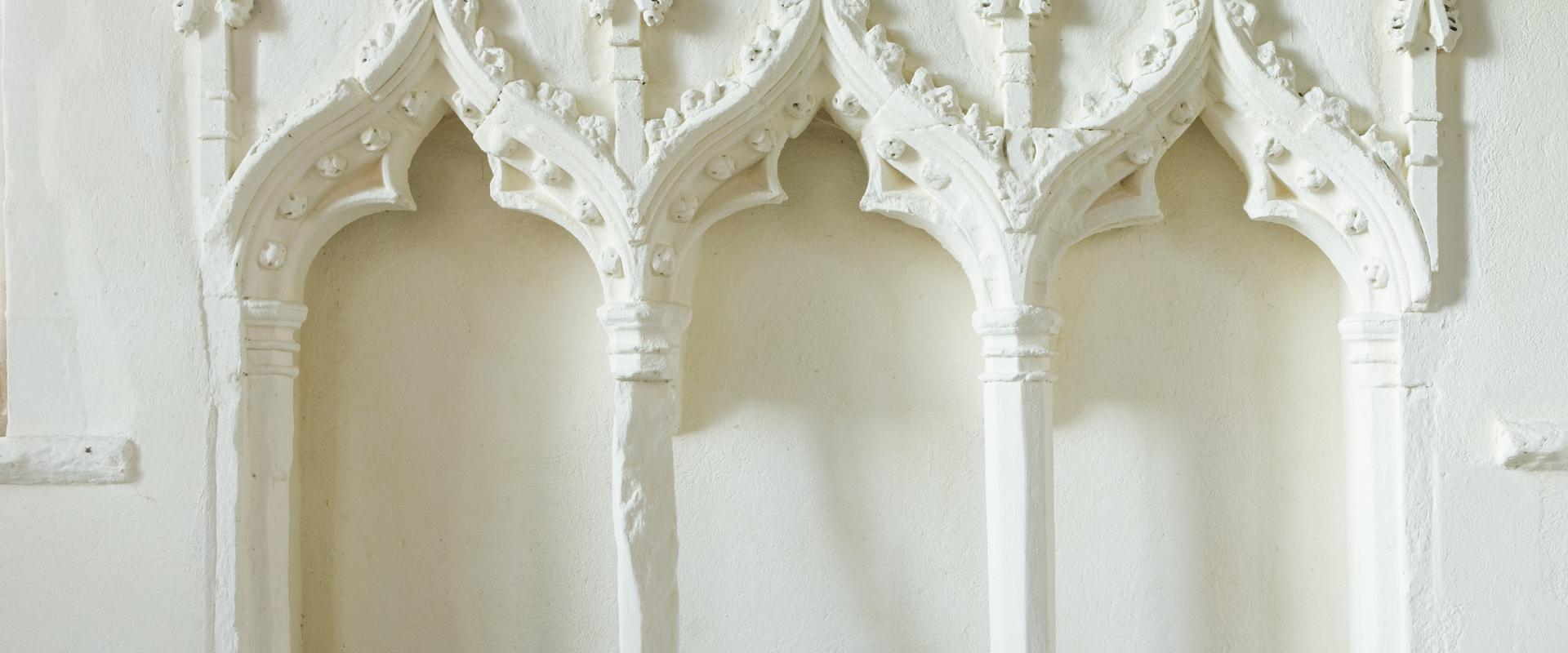 cilfachau y tu mewn i'r eglwys / alcoves inside the church