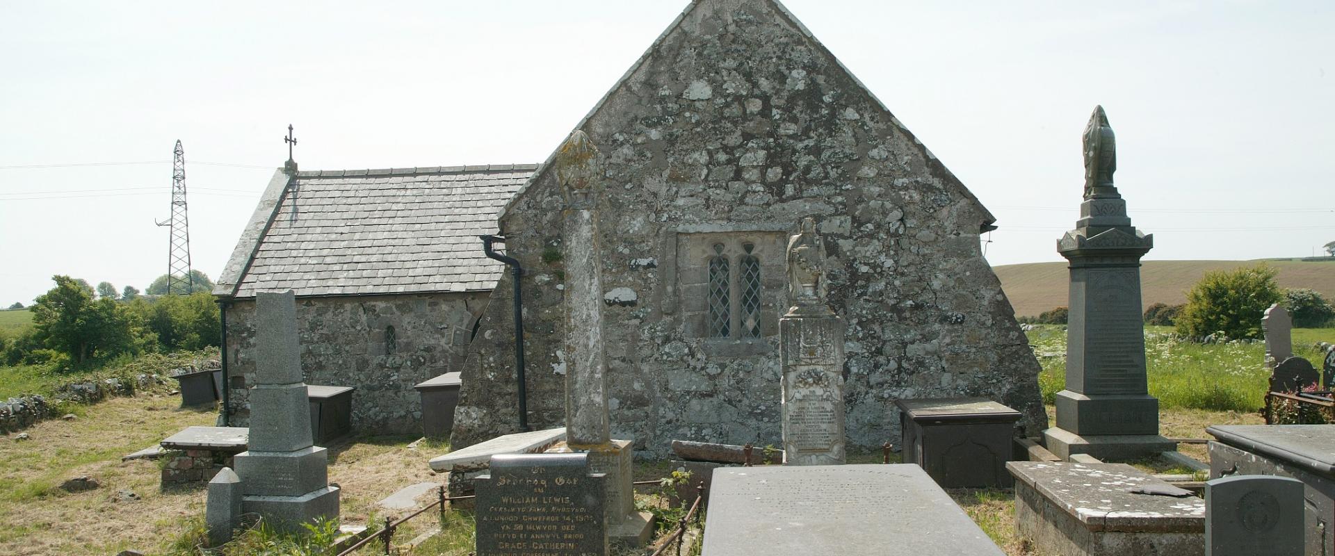 yr olygfa tuag at yr eglwys drwy'r fynwent / the view towards the church through the graveyard