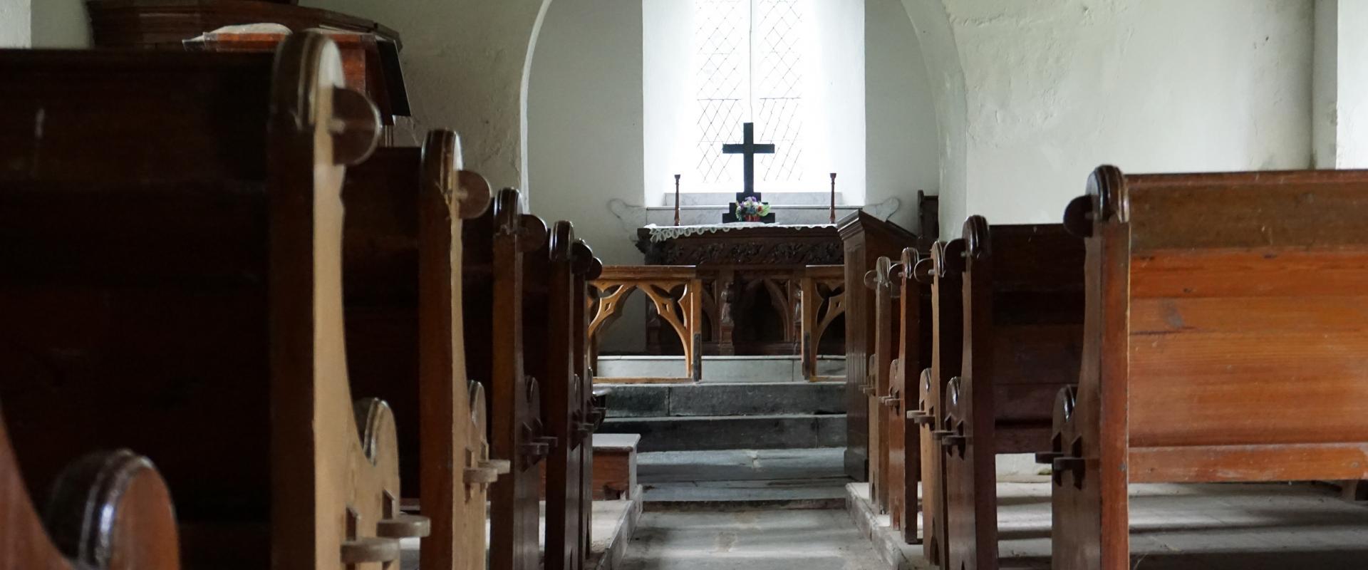 y tu mewn i'r eglwys, yn edrych tuag at yr allor / inside the church, looking towards the altar