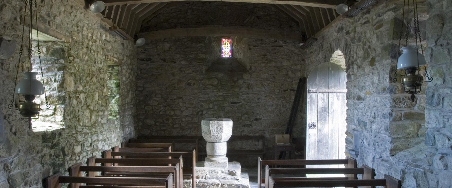 y tu mewn i'r eglwys, gan edrych tuag at y ffont / inside the church, looking towards the font