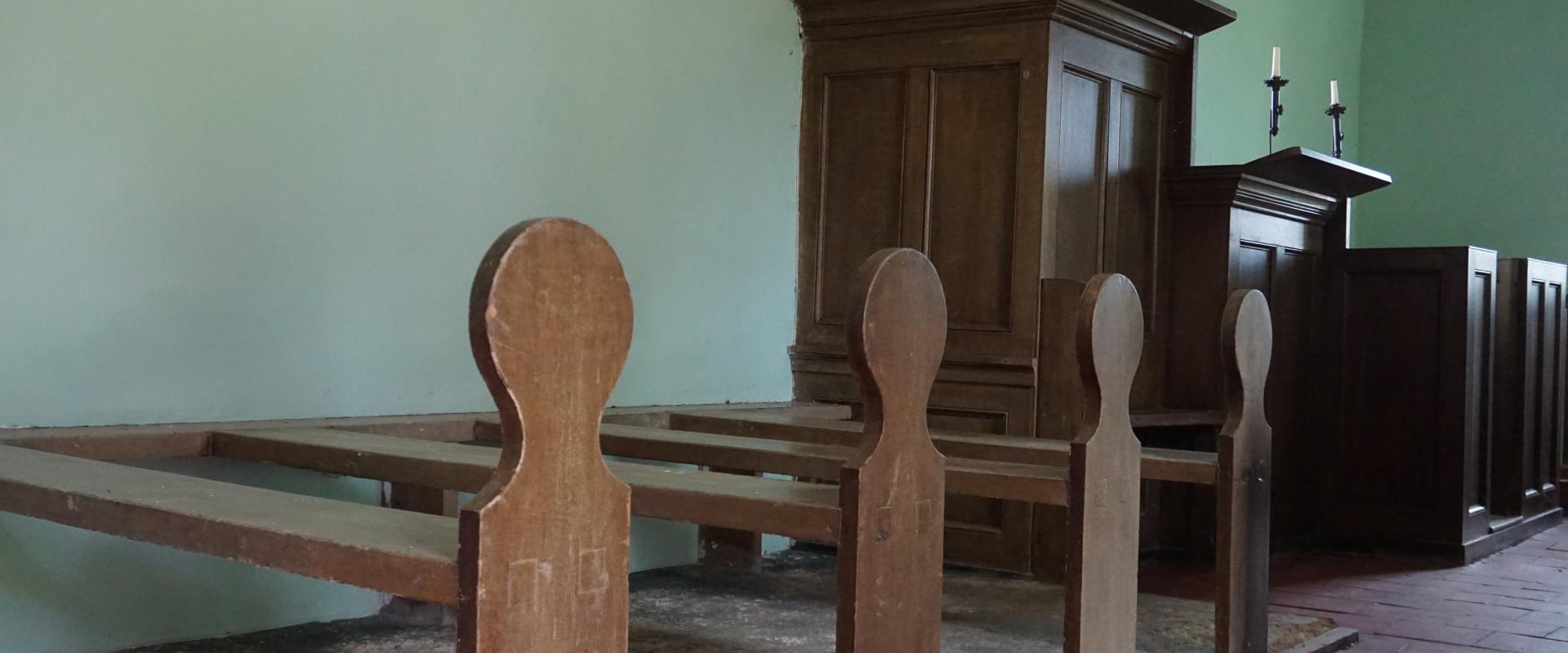 tu mewn i'r eglwys gyda seddau eglwys / interior of the church with church pews
