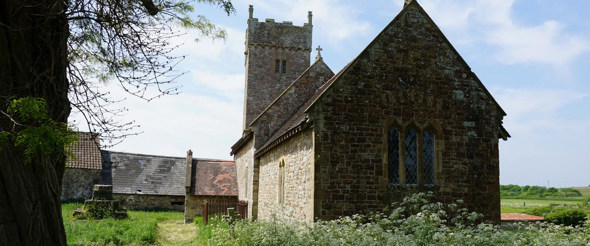 golygfa'r eglwys, gyda blodau gwyn yn y blaendir / the view of the church, with white flowers in foreground