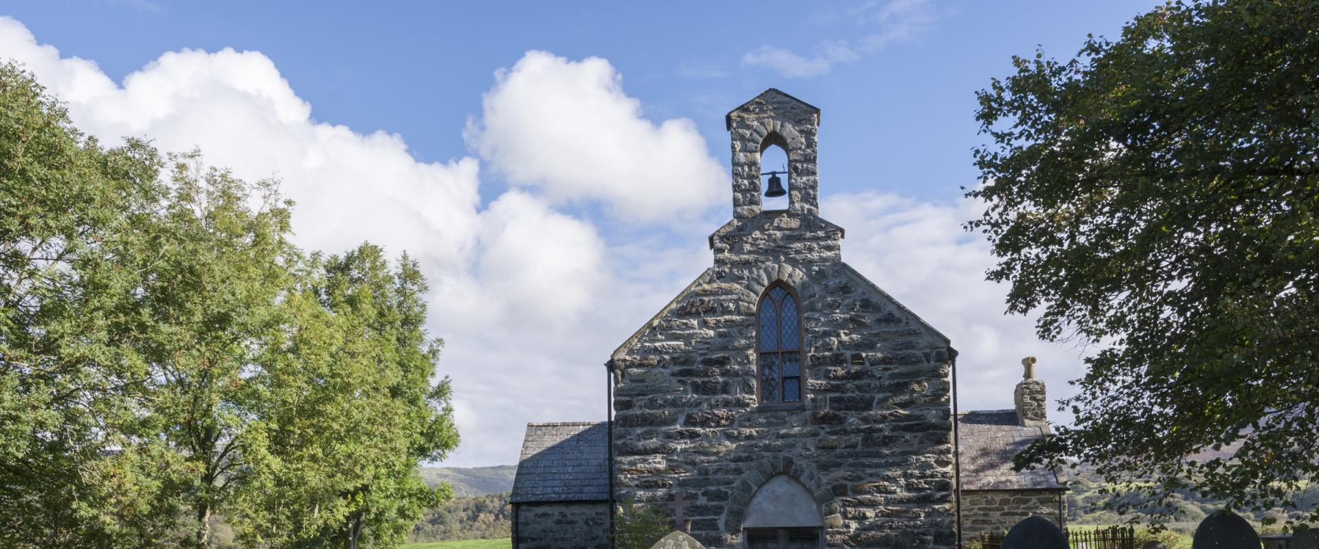 yr olygfa tuag at yr eglwys drwy'r fynwent / the view towards the church through the graveyard