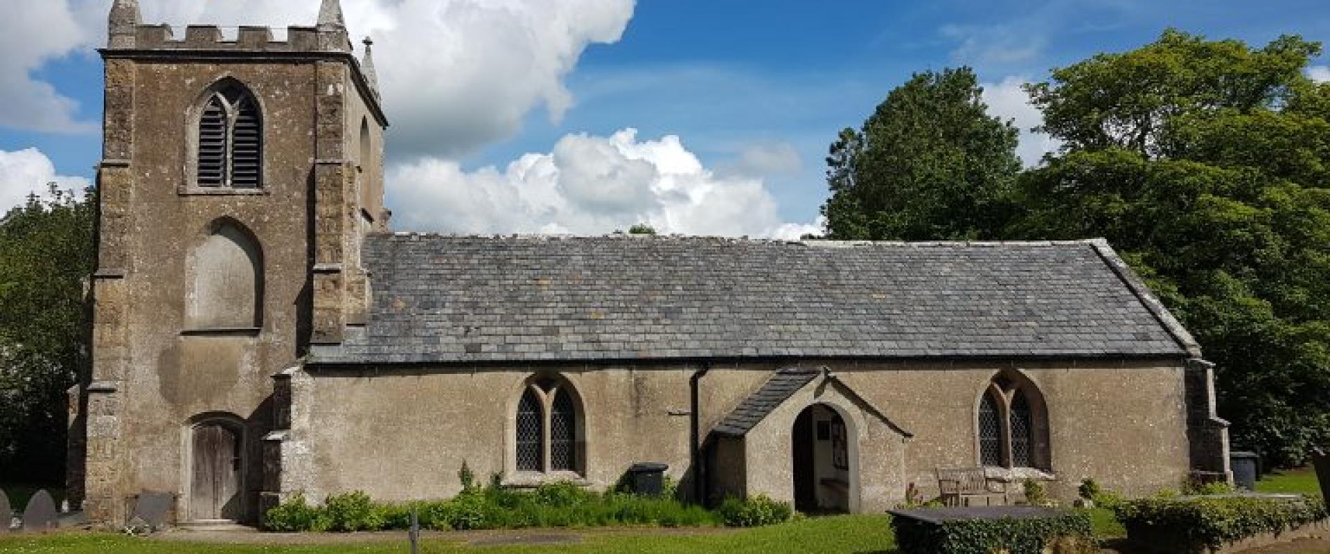 golygfa o'r eglwys gyda'r twr ar y chwith / view of the church with the tower on the left