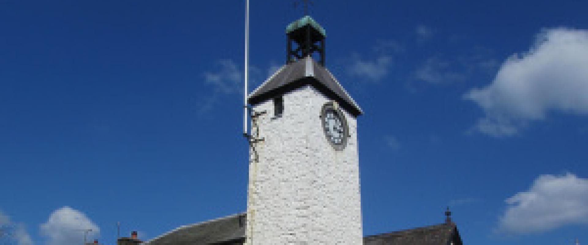 golygfa tuag at neuadd y dref a thŵr y cloc / view towards the town hall and the clock tower