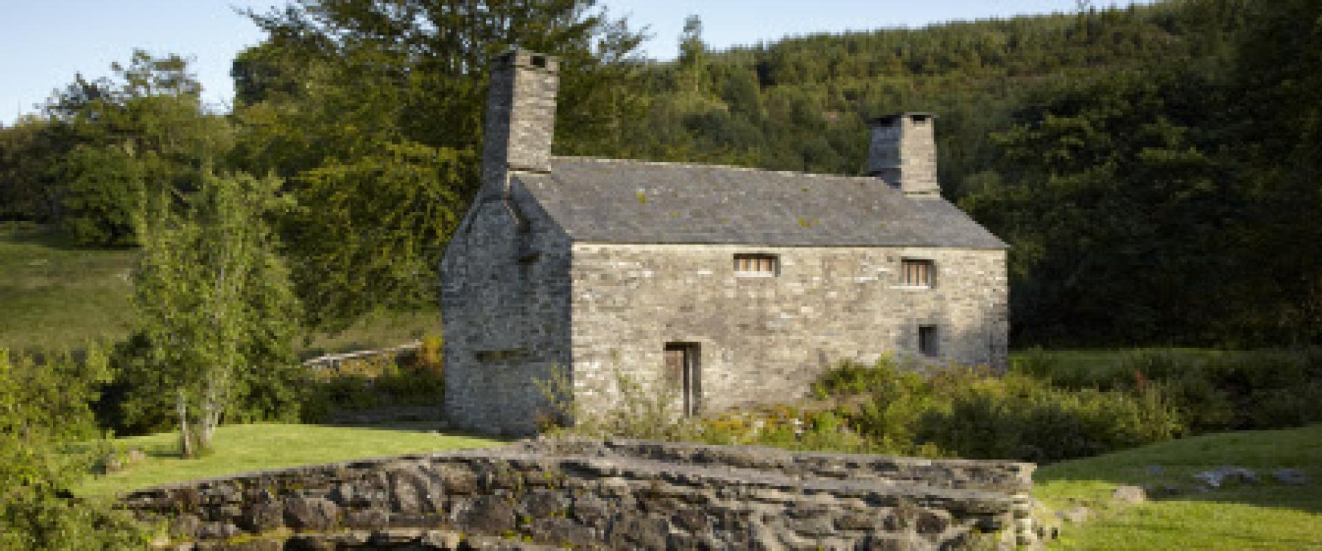 golygfa tuag at bont a'r adeilad / view towards a bridge and the building