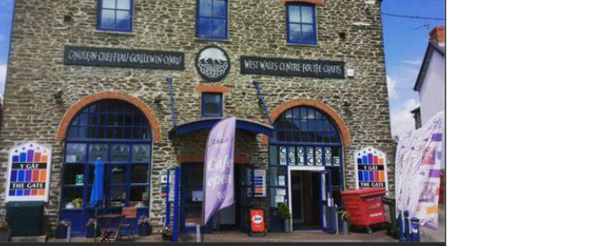 golygfa o du allan yr adeilad / view of the outside of the building