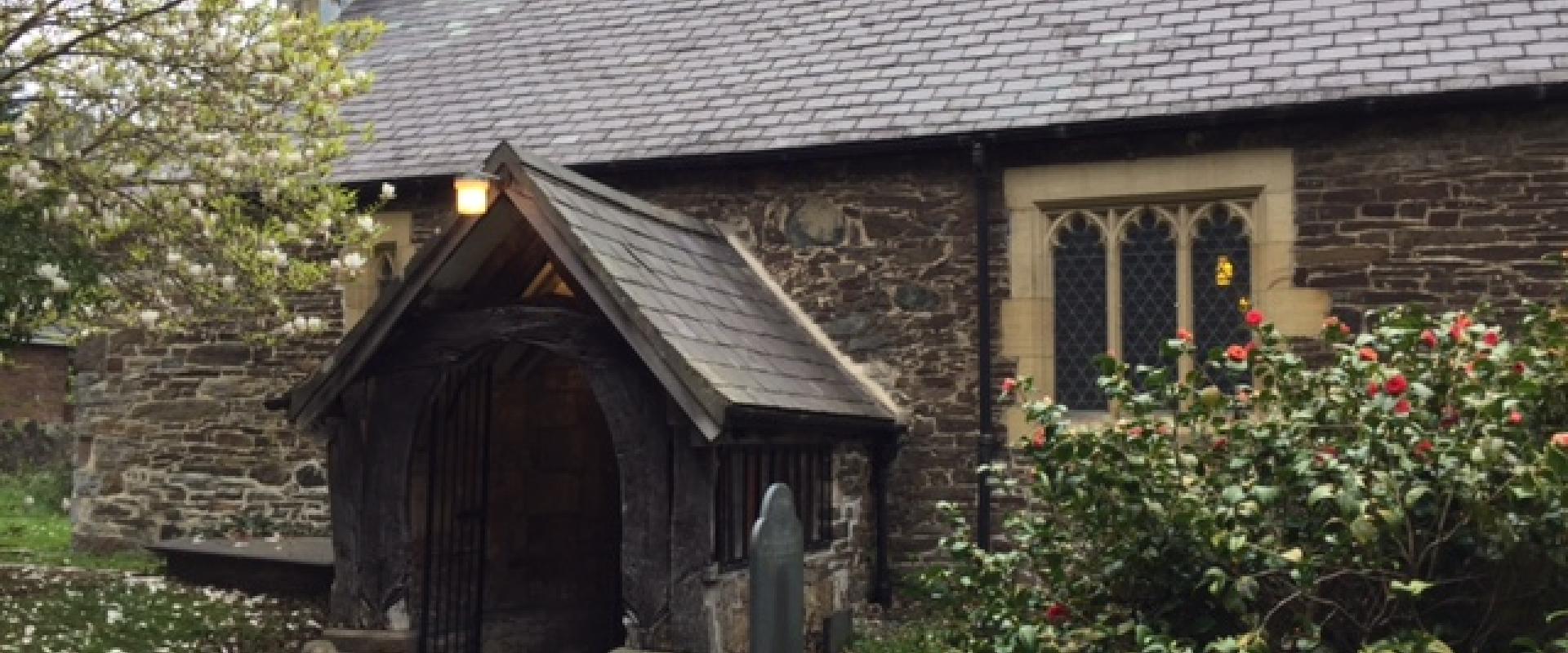 golygfa o du allan yr eglwys / view of the outside of the church