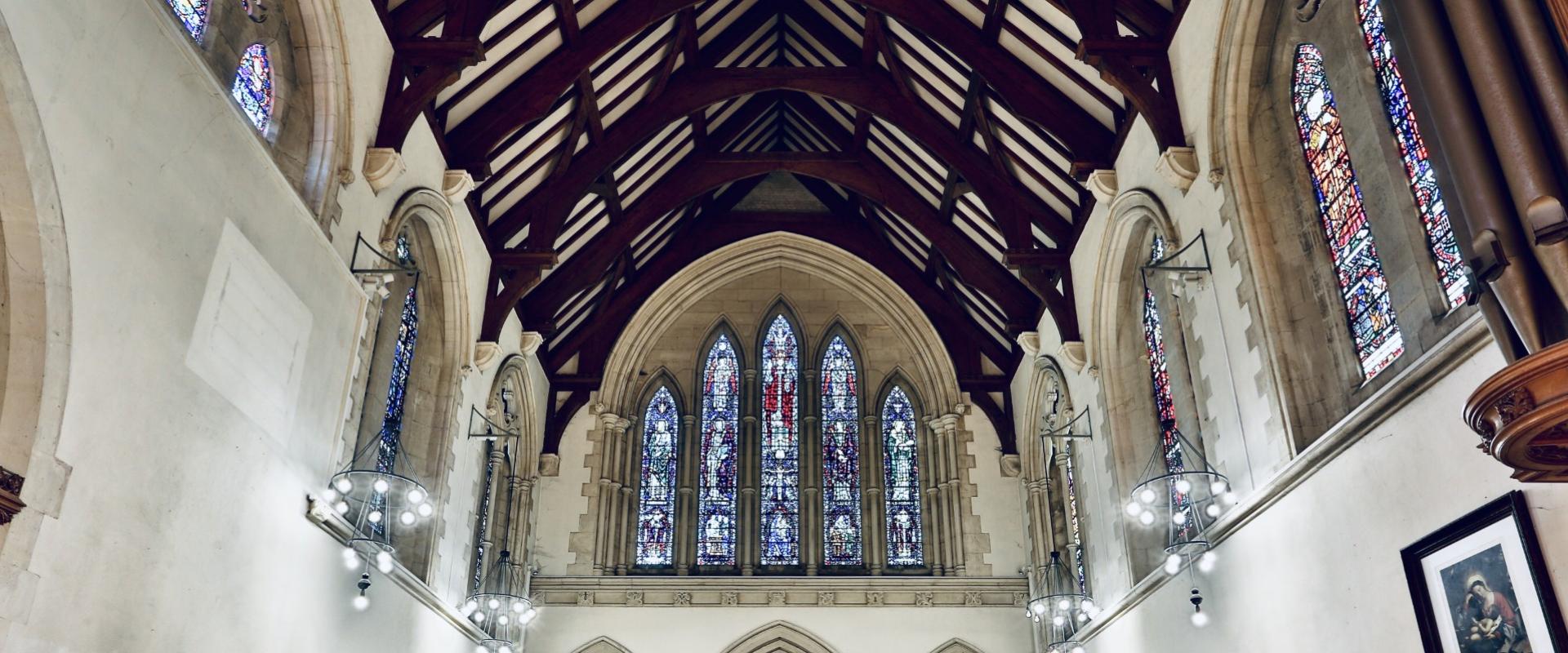 tu mewn i'r eglwys / the interior of the church