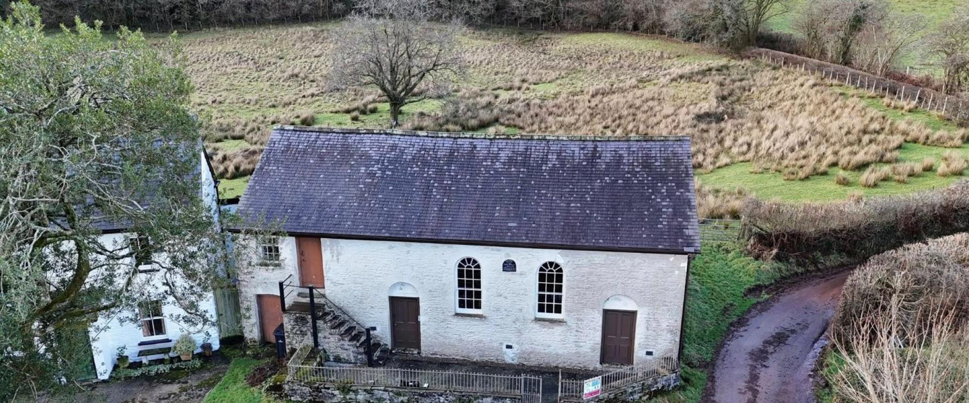golygfa o'r awyr o'r capel / aerial view of the chapel
