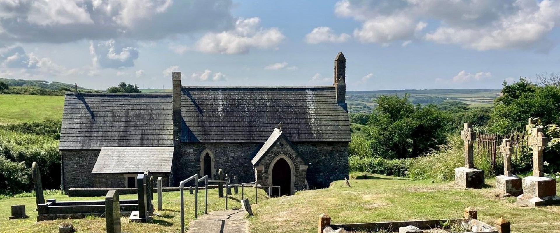 golygfa ar draws y fynwent tuag at yr eglwys / view across the graveyard towards the church