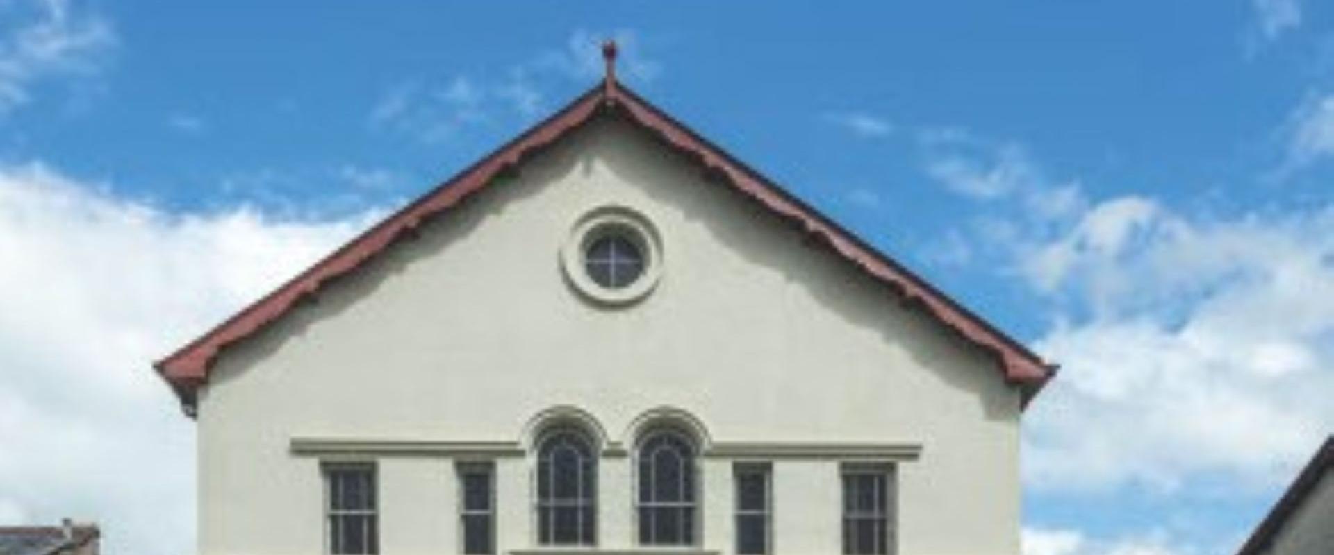 golygfa o flaen y capel / view of the front of the chapel