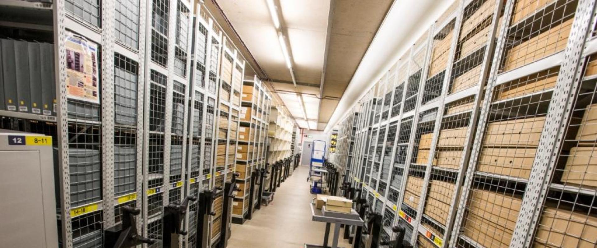 y tu mewn i adeilad Archifau Morglannwg / inside the Glamorgan Archives building