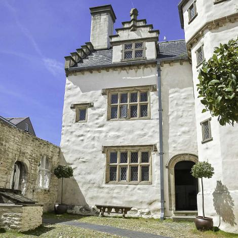 Y cwrt uchaf / The upper courtyard