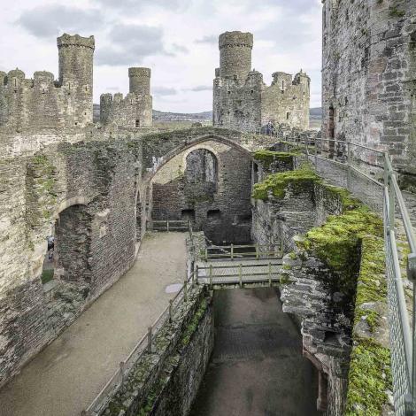 Golygfa i'r dwyrain ar draws y castell / An eastward view across the castle