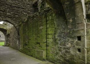 Taith Porth y Gogledd/The North Gatehouse passage.