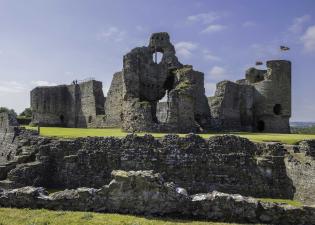 Porthdy'r Dwyrain/the East Gatehouse