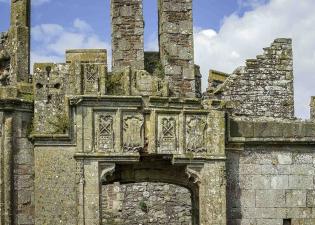 Gwaith carreg addurnedig o amgylch ffenestr / Decorated stonework around a window