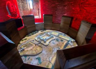 Dehongliad – porthdy mewnol y dwyrain, tŵr y de / Interpretation – inner east gatehouse, south tower