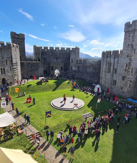 golygfa o ail-greu ar dir y castell / view of re-enactors in the castle grounds