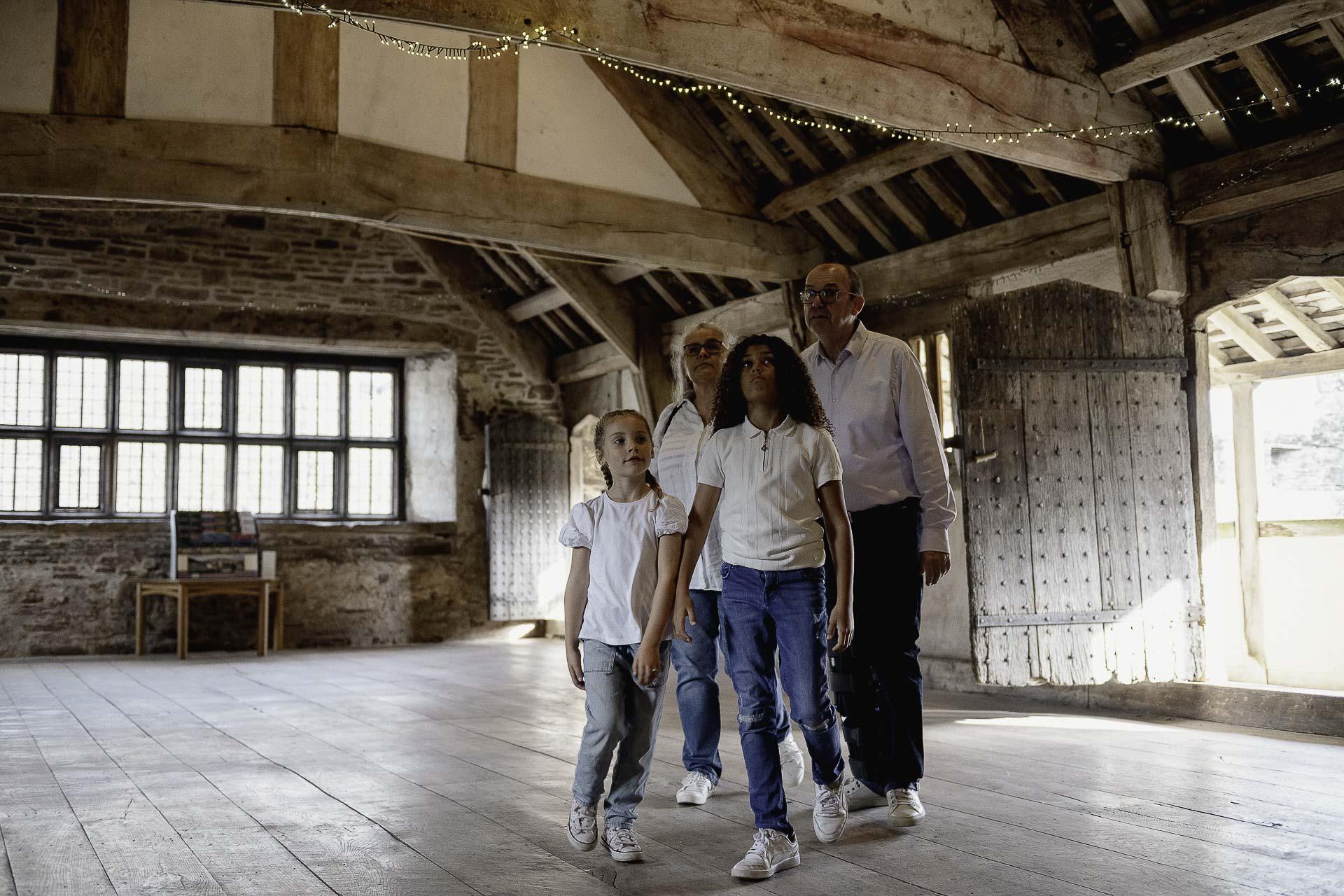 Ymwelwyr yn siambrau rhes ogleddol Llys Tretŵr/visitors in the north range chambers of Tretower Court
