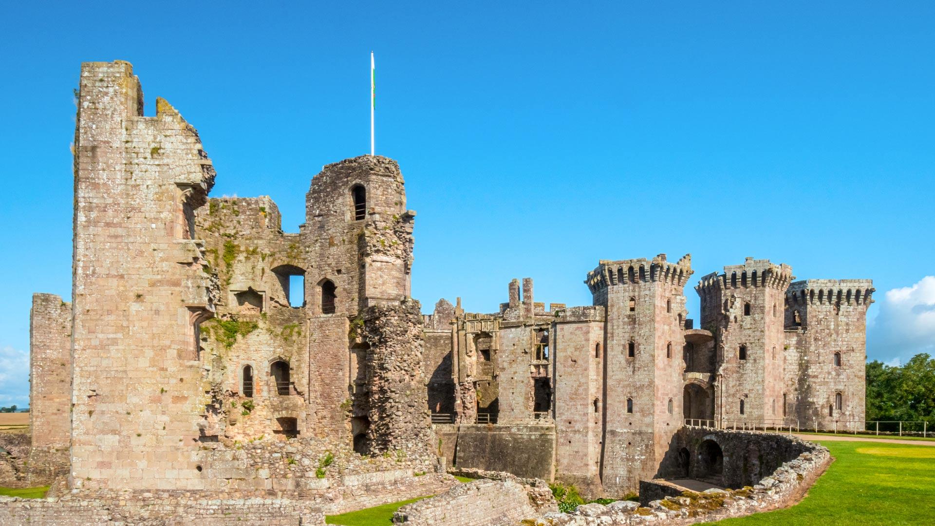 Castell Rhaglan / Raglan Castle exterior view of great tower